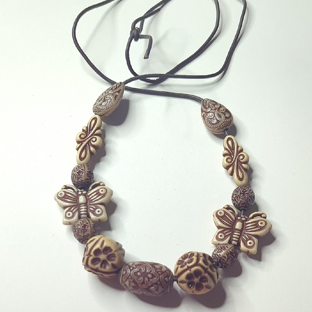 ❤️5/$25 Elegant Brown and Cream Beaded Necklace